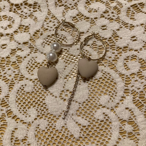 Kawaii heart mismatch hoop earrings - Picture 3 of 6